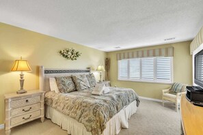 2 bedrooms, iron/ironing board, free WiFi, bed sheets - Golf Course Views, Access to Pool and Beach! (Hilton Head Island)