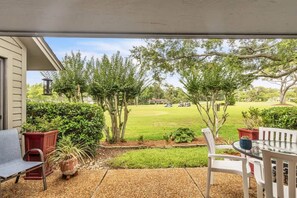 Outdoor dining - Golf Course Views, Access to Pool and Beach! (Hilton Head Island)