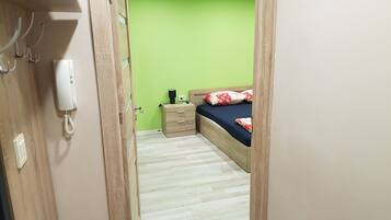 2 habitaciones, tabla de planchar con plancha, wifi y ropa de cama