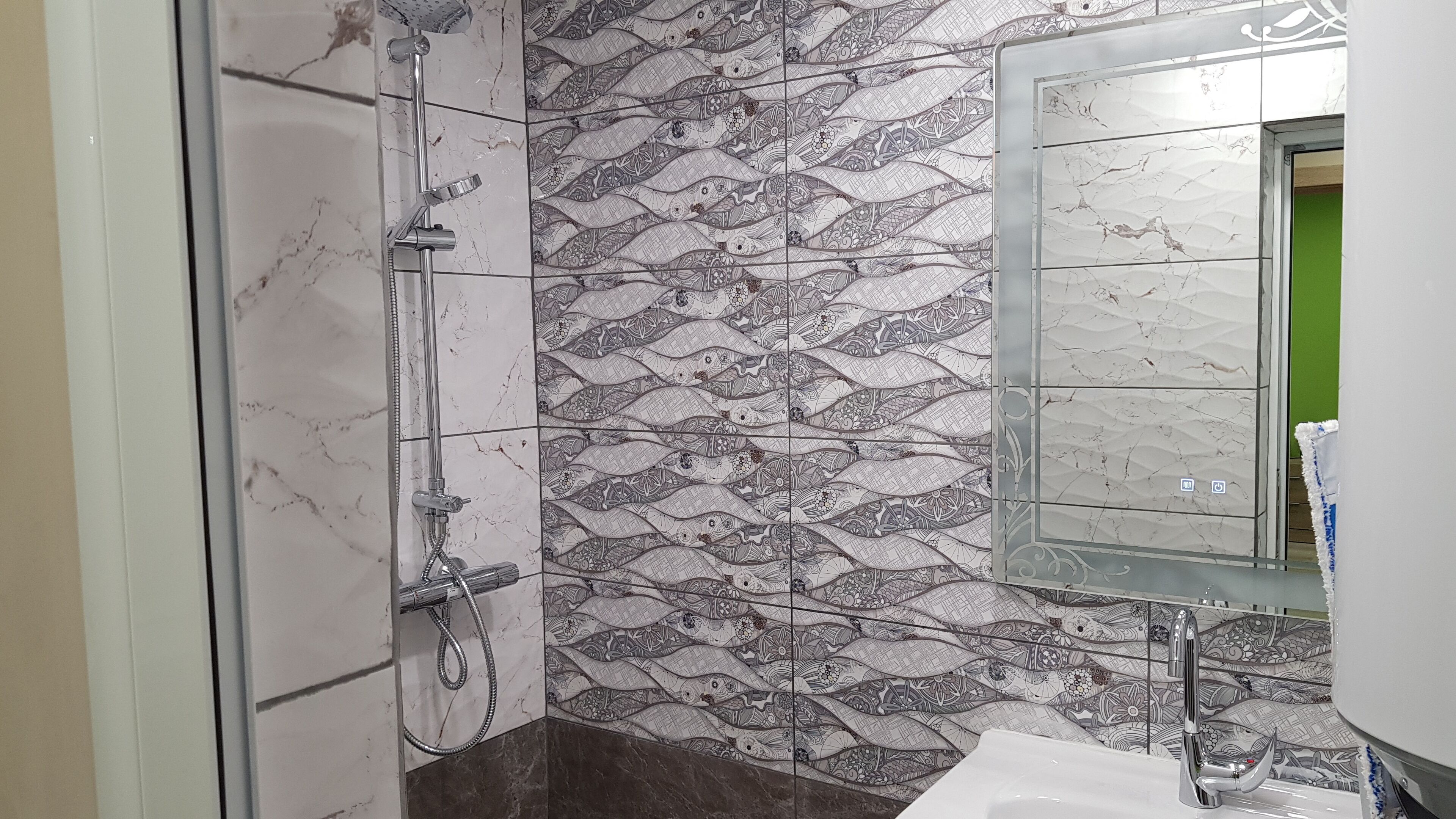 Een douche, een haardroger, een bidet, handdoeken