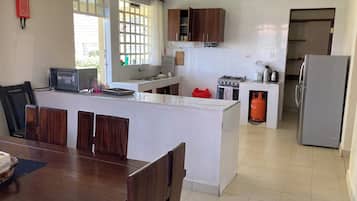 Microwave, oven, stovetop, cookware/dishes/utensils