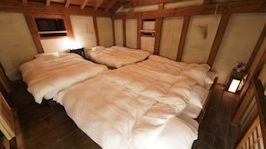 ألحفة محشوة بالريش وواي فاي مجانًا وملاءات أسرّة