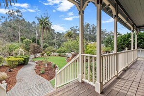 Property grounds - Spacious 4-BR house; 1 mi from beach, 10 mins from SF (Pacifica)