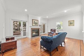 Living area - Spacious 4-BR house; 1 mi from beach, 10 mins from SF (Pacifica)