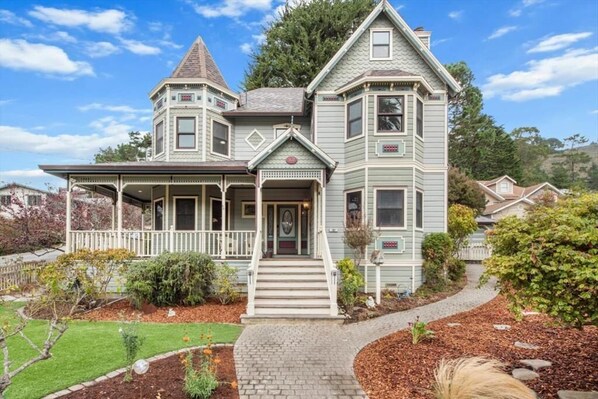 Exterior - Spacious 4-BR house; 1 mi from beach, 10 mins from SF (Pacifica)