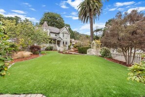 Property grounds - Spacious 4-BR house; 1 mi from beach, 10 mins from SF (Pacifica)