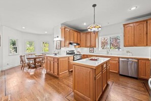 Private kitchen - Spacious 4-BR house; 1 mi from beach, 10 mins from SF (Pacifica)