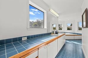 シャワー、ヘアドライヤー、ビデ、タオル