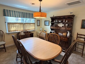 Dining - Cosgrove's Cove in tranquil Pine Knoll Shores very close to the beach. (Pine Knoll Shores)