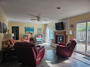 テレビ、卓球台