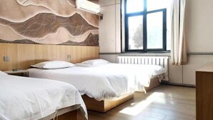 Une chambre d’hôtel avec deux lits, une grande fenêtre et un décor mural original.