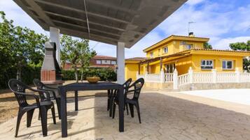 Villa, 5 Bedrooms, Private Pool | Outdoor dining
