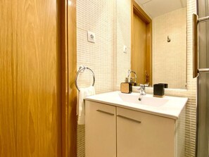 Apartment, 3 Bedrooms, Terrace, Ocean View | Bathroom - Global Port Global, en el Centro de Cambrils 40 (Cambrils)