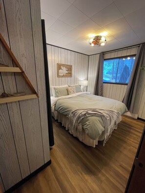 3 bedrooms, travel crib, WiFi, bed sheets - Private lakeside cottage with hot tub (Bayfield)