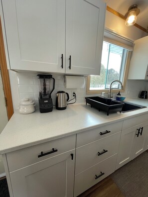 Fridge, microwave, oven, stovetop - Private lakeside cottage with hot tub (Bayfield)