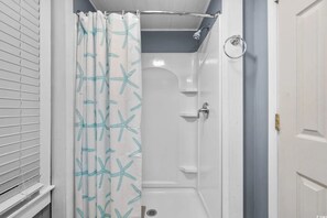 Douche, séchoir à cheveux, serviettes fournies