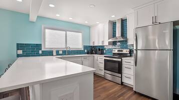 冰箱、微波炉、烤箱、炉灶