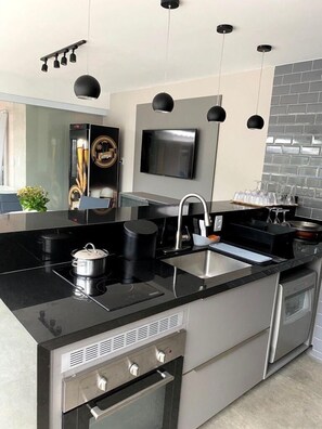 Refrigerador, microondas, horno, placa de cocina