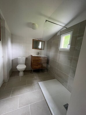 Shower, towels, soap, toilet paper - Traditional Breton Penty in the heart of Brittany... (Lanrivain)
