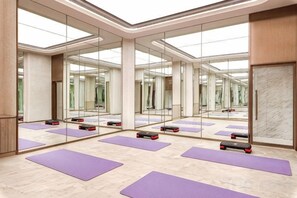 A mirrored room with yoga mats and exercise equipment. - Harbour Plaza Metropolitan (Shanghai)