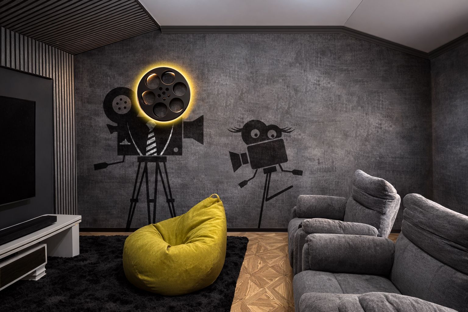Una sala de estar moderna con un televisor de pantalla plana grande, un sillón de bolas amarillo, un sofá gris y una pared decorada con carretes de película.