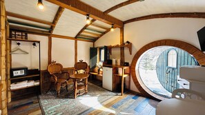 Phòng đôi Deluxe | Két bảo mật tại phòng, trang trí khác biệt