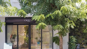 Une vitrine avec une grande fenêtre en verre et une enseigne sur laquelle on peut lire « Beauty Club ».