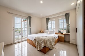 Luksusleilighet, byutsikt | Safe på rommet, skrivebord og skrivebord for bærbar PC