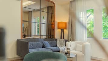 Leilighet – junior, byutsikt | Oppholdsområde | Smart-TV