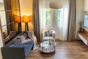 Apartamento junior, vistas a la ciudad | Zona de estar | Una Smart TV