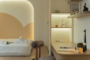 Premier appartement, uitzicht op de stad | Een kluis op de kamer, een bureau, een laptopwerkplek