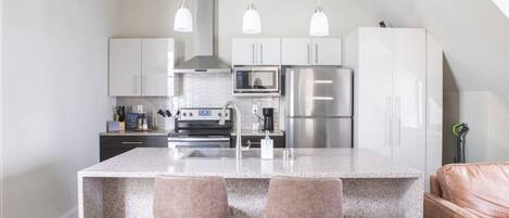 Geladeira, micro-ondas, fogão, cooktop
