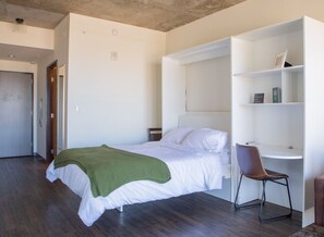 Escritorio, tabla de planchar con plancha, wifi gratis y ropa de cama 