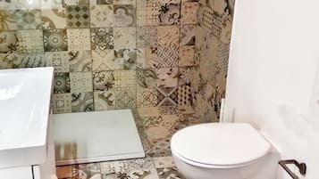 Secador de pelo, bidé, toallas y jabón