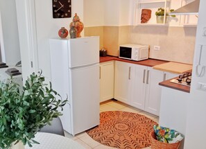 Kjøleskap, mikrobølgeovn, kokeplater og kaffetrakter/tekoker