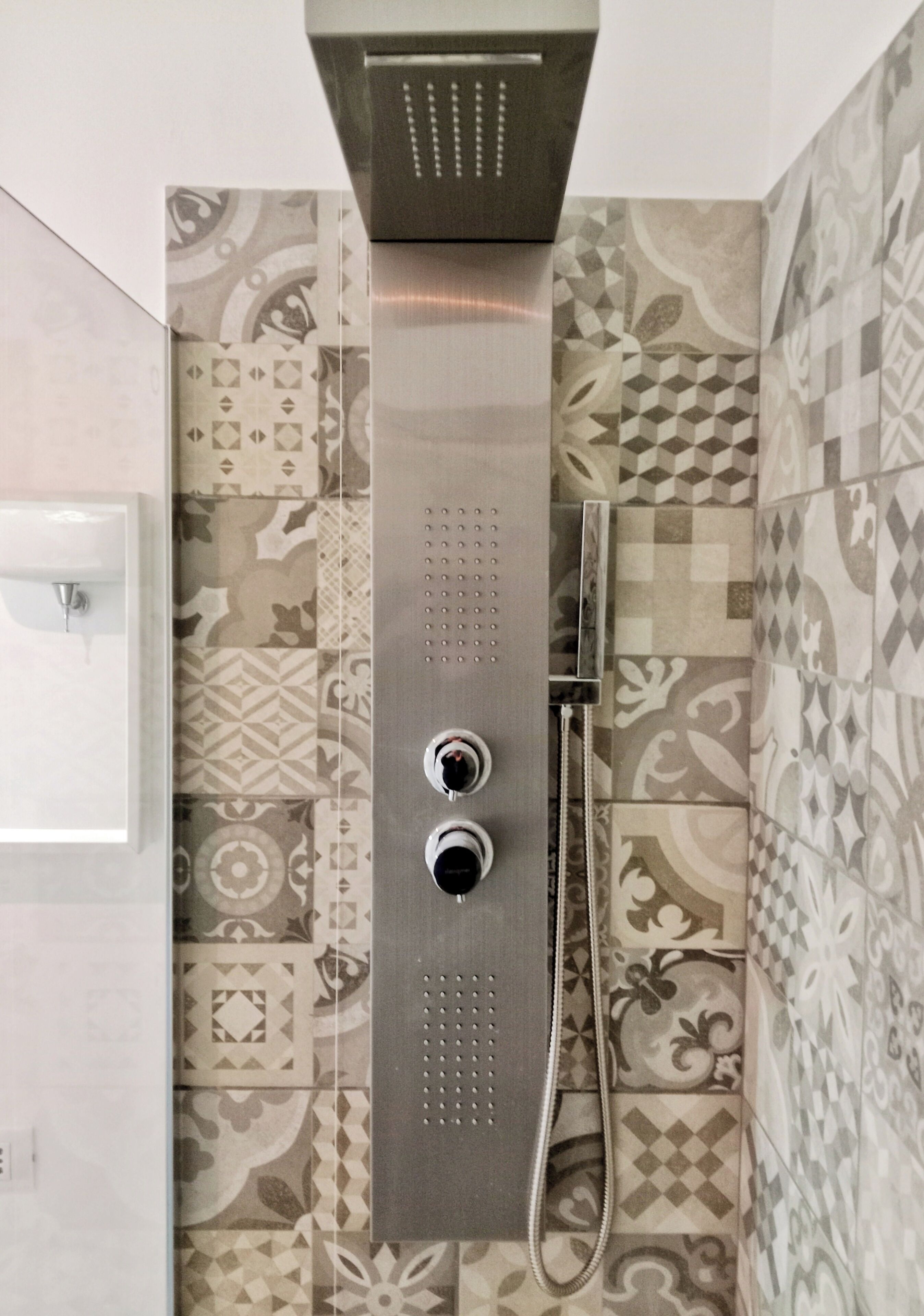 Asciugacapelli, bidet, asciugamani, sapone