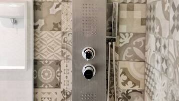 Asciugacapelli, bidet, asciugamani, sapone