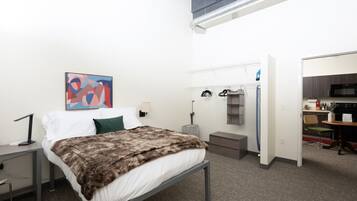 2 chambres, bureau, fer et planche à repasser, accès au Wi-Fi (inclus)