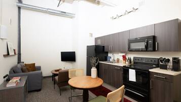 Réfrigérateur, four à micro-ondes, un four, surface de cuisson