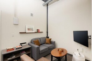 Smart-TV, Tischfußball, Bücher