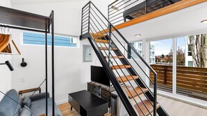 Apartemen, 1 Tempat Tidur Double, dapur kecil | Area keluarga | Televisi layar datar 40-inci dengan saluran TV digital