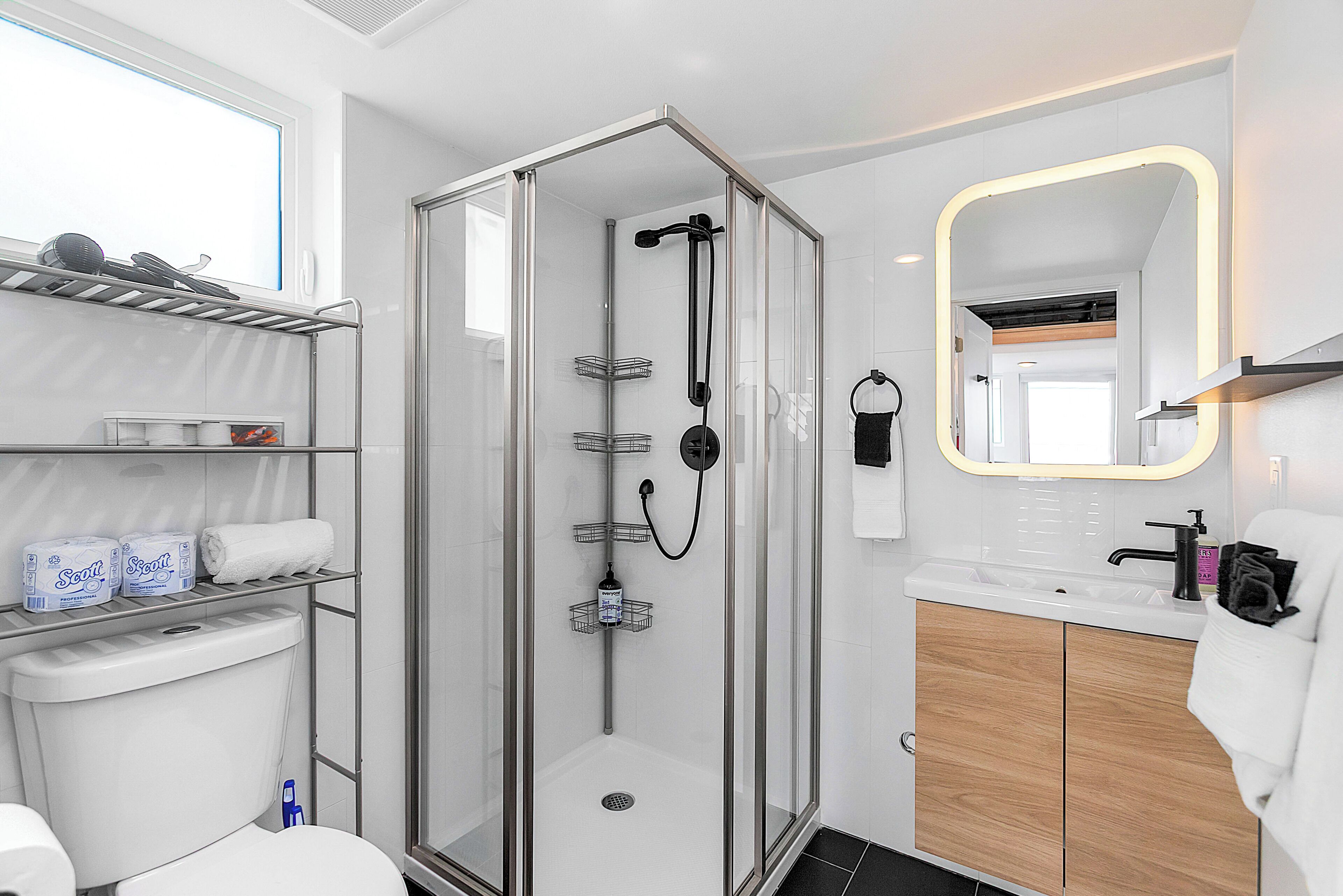 Appartement, 1 lit double, coin cuisine | Salle de bain