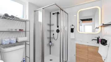Appartement, 1 lit double, coin cuisine | Salle de bain