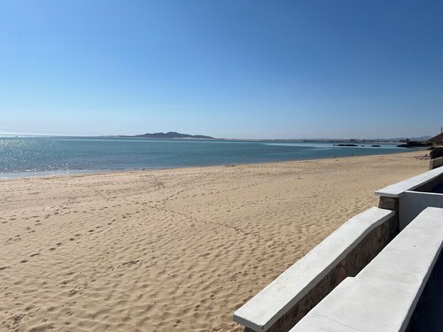 Charming 2-bedroom house one block to beach 5 minutes to town