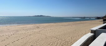 Charming 2-bedroom house one block to beach 5 minutes to town