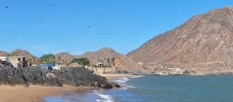 Charming 2-bedroom house one block to beach 5 minutes to town