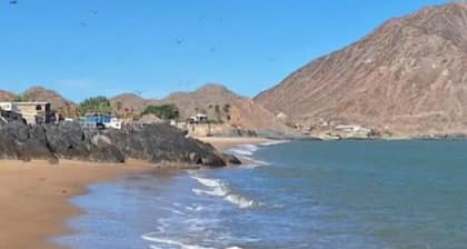 Charming 2-bedroom house one block to beach 5 minutes to town