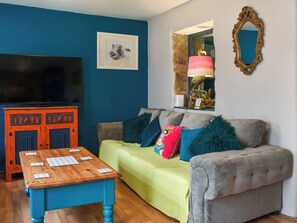 TV, fireplace