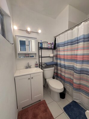 Serviettes fournies, savon, shampoing, papier toilette