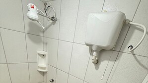 Un baño pequeño con inodoro, lavabo y secador de manos.